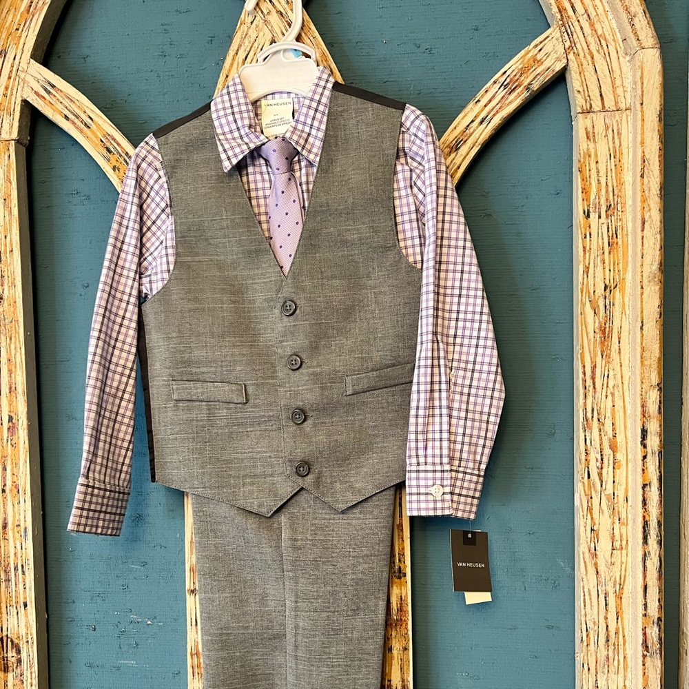 Boys Van Heusen suit. New with tags. Size 5t.